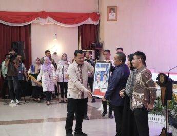 Bupati Kuansing H Suhardiman Amby hadiri Acara Malam Purna Tugas Gubernur Riau Penuh Haru